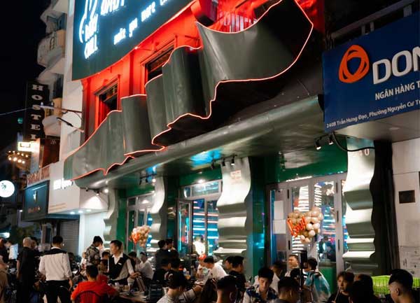 Thiết kế nhà hàng lounge bar đông khách tại TP.HCM